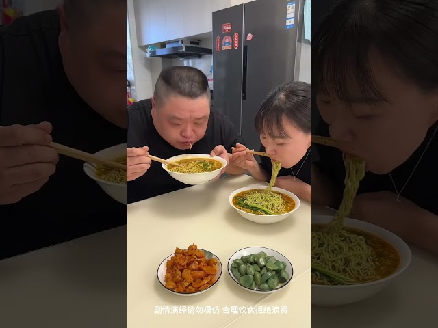 自私老公搶走我唯一的蛋，等他吃飽我拿出火腿腸，他氣哭了