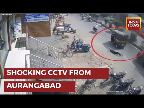 Minor girl jumps out of speeding autorickshaw after molestation by driver, CCTV footage Minor girl jumps out of speeding autorickshaw after molestation by driver, CCTV footage