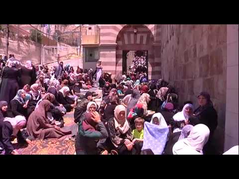 الاف المواطنين يؤمون الحرم الابراهيمي في الجمعة الرابعة من رمضان