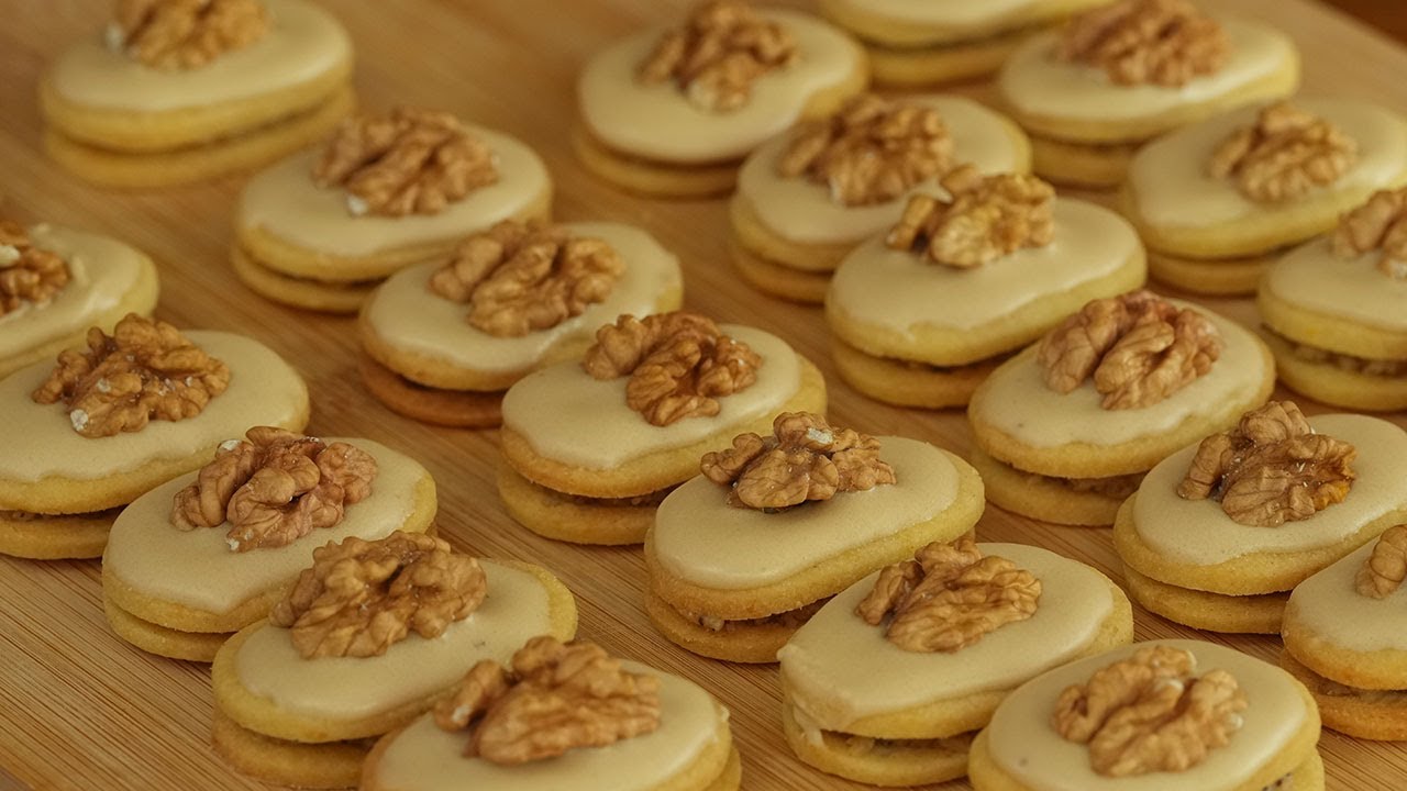 Bake Irresistible Linzer Ovals and Let the Christmas Season Begin!