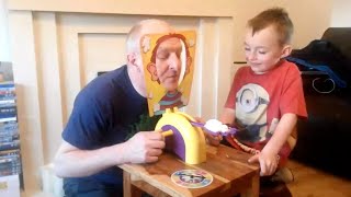 超有趣奶油砸派玩具，爺爺與孫子同樂笑倒在地
