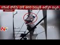 Electrician dies at the current pole in Hyderabad-Visuals