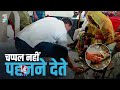 Rahul Gandhi Wearing Slippers To Old Woman | V6 News  - 03:03 min - News - Video