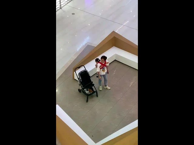 傳說中的爸爸帶娃不靠譜😂就顧著玩手機，孩子放哪自己都忘了#爸爸帶娃 #內容過於真實 #日常
