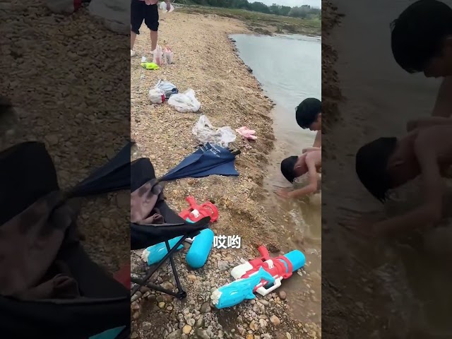 “00后”小伙救起一名溺水学生，从水底捞起时，孩子面色发黑。拨打120后，他在医生的指导下进行心肺复苏，最终成功将孩子从死亡边缘拉回！#熱門 #中国