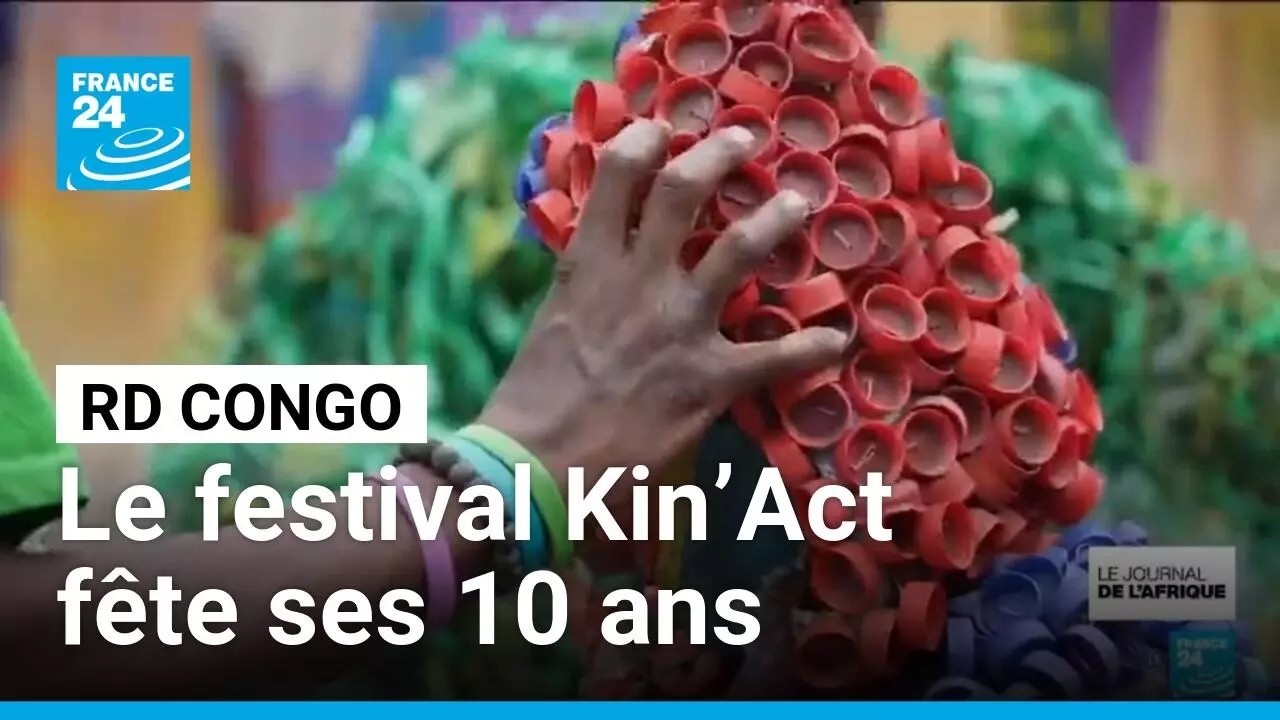 RD Congo : à Kinshasa, des performeurs alertent sur l’insalubrité • FRANCE 24
