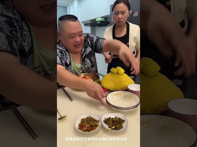 惡作劇老公：蠢老公偷看窩窩頭，以為我沒得吃，其實我吃了大燒雞