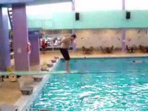 Неуспешен скок во базен