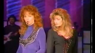 Reba McEntire &amp; Linda Davis - Does He Love You (Reba Live: 1995)