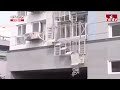 వారెవ్వా... చైనోళ్ల తెలివే తెలివి.. ఇంటికుండే కిటికీలతో అద్భుతం | Jordar News | hmtv  - 00:54 min - News - Video