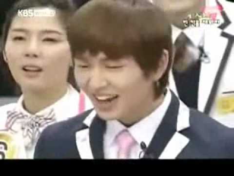 Onew and Taemin weird note when singing replay (funny)