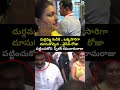 దుర్గమ్మగుడికి ఒక్కసారిగాదూసుకొచ్చిన వైసీపీరోజా పట్టించుకోని Speaker RRR Ignore | Roja | Prime9 News - 00:07 min - News - Video