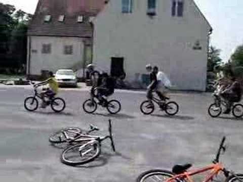 Несекојдневен трик со велосипеди
