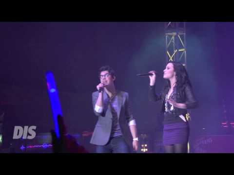 Joe Jonas & Demi Lovato perform