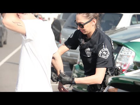 Зафркавање полицајци: Кокаинот е во багажникот на возилото