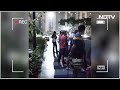 Noida Lift Accident: Noida की सोसायटी में लिफ्ट का ब्रेक फेल | छत टूटी, 3 घायल |  UP | Hindi News  - 02:01 min - News - Video