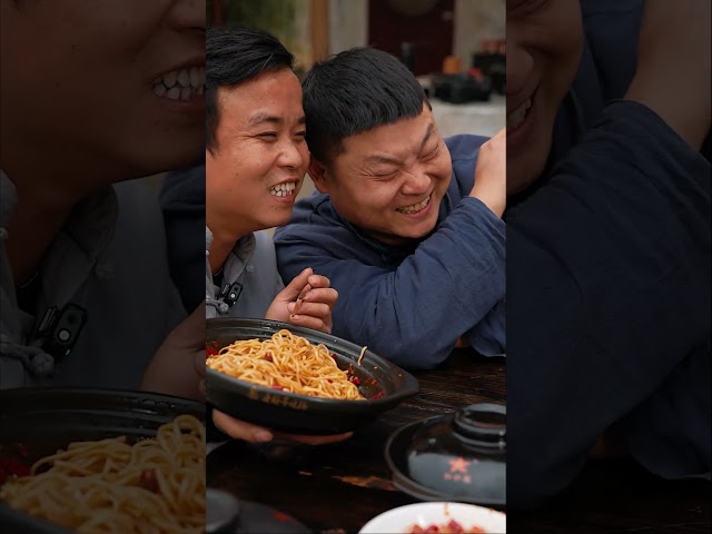 白毛在大碗的陷阱里越陷越深 #mukbang #好吃还顶饱 #food