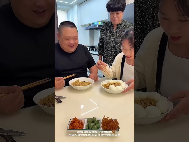 蠢老公背著我藏雞腿被婆婆發現，直接換我碗裡給我吃，最後沒吃到氣哭了！