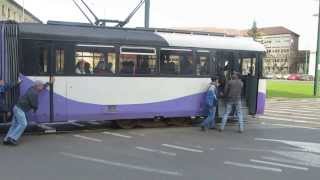 Pasagerii unui tramvai au fost rugati de vatmanul acestuia sa impinga putin tramvaiul pana acesta va porni din nou. Oameni milostivi din fire,  acestia nu s-au aratat nepasatori si-au unit efortul pen