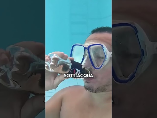 Guarda cosa succede quando provi a bere Coca-Cola sott'acqua!