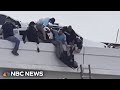 Texas good Samaritans make daring rescue of deputies