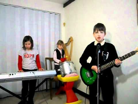 Дечиња во изведба на нивната омилена песна од Рамштајн