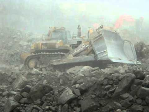 Komatsu D575A-3 - YouTube