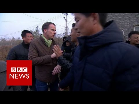Новинар на BBC се обидува да направи интервју со кинеска жена, независен кандидат за пратеник на локалните избори
