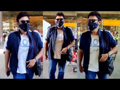Actor Venkatesh spotted at Mumbai airport, viral video Actor Venkatesh spotted at Mumbai airport, viral video