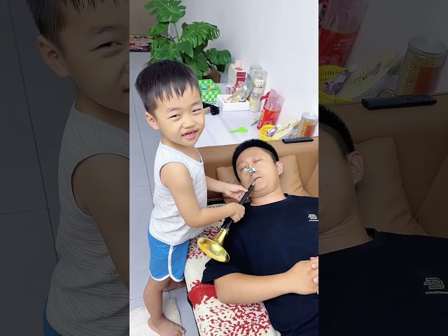 趁爸爸睡着让他吹个喇叭#呆萌小米宝#萌娃#熊孩子