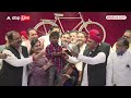 SP नेता Akhilesh Yadav ने मनाया खजांची का जन्मदिन, नोटबंदी को लेकर सरकार पर साधा निशाना | ABP News  - 04:23 min - News - Video