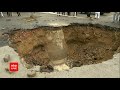 Delhi: Car gets stuck in sinkhole at Dwarka, people blame system | Ground Report  - 06:05 min - News - Video