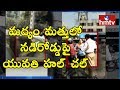 Drunken Women Hulchul In Begumpet @ Hyderabad