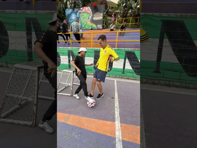 ESTE NIÑO ES EL MEJOR FUTBOLISTA DE LA COMUNA 13 DE MEDELLIN
