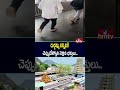 దుర్గమ్మ సన్నిధికి చెప్పులేస్కోని వెళ్లిన భక్తులు..| Jordar News | Vijayawada Temple | hmtv - 01:29 min - News - Video