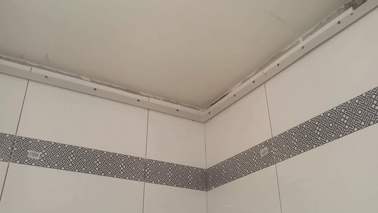 Натяжной потолок в ванной по плитке