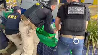 PRF e Polícia Civil prendem quadrilha com quase meia tonelada de cocaína na BR 290, em Uruguaiana