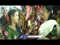 Teenmaar Chandravva Interact With Shiva Shakthi At Medaram | Sammakka Sarakka Jatara 2024 | V6 News  - 03:01 min - News - Video