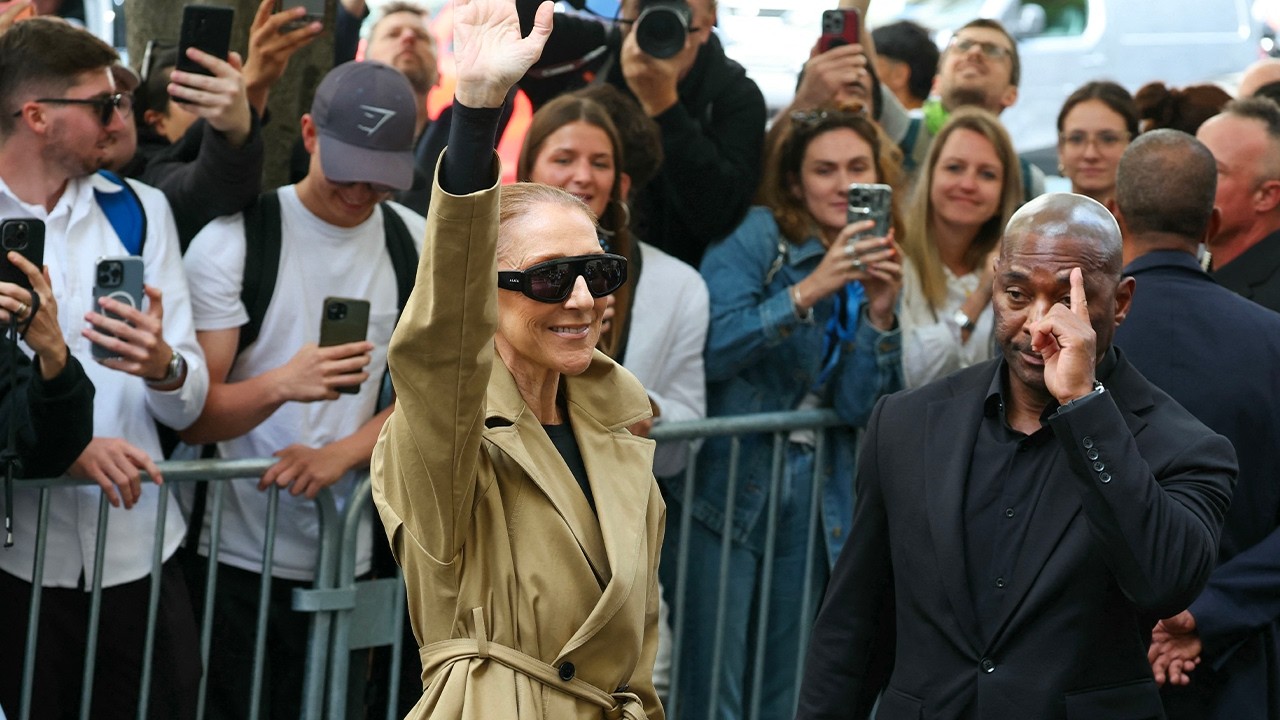 Ces fans de Céline Dion qui se réunissent devant son hôtel pour tenter de l'apercevoir
