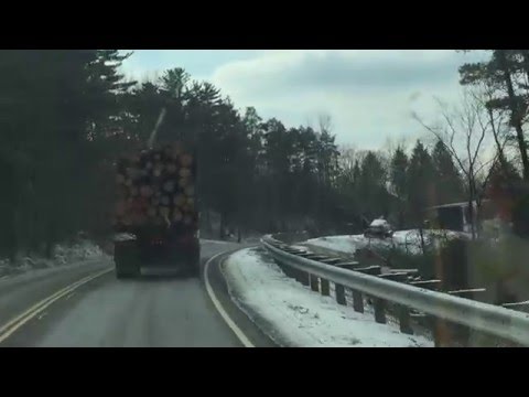 Спуст со камион полн со дрва