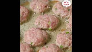 Thịt viên sốt bơ tỏi – Món ngon tuổi thơ khiến ai ăn cũng phải xuýt xoa!Viên thịt dai mềm, thấm đẫm.