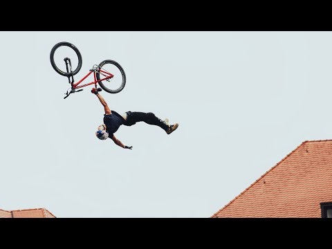Szymon bringing the Extension Man over the Roofs of Germany I Red Bull District Race 2017