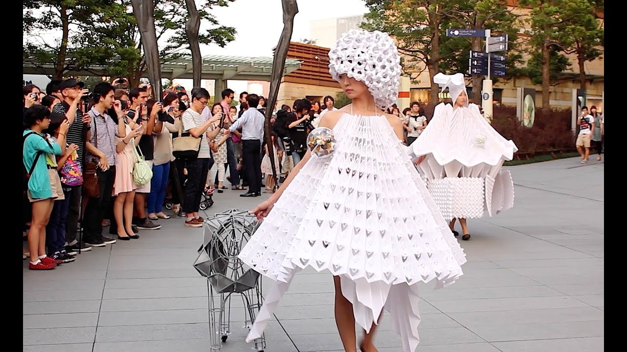 Colombia's Origami Fashion in Roppongi Hills - YouTube