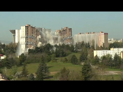 Fransa’da 15 katlı yarım asırlık bina kontrollü yıkımla tarihe karıştı