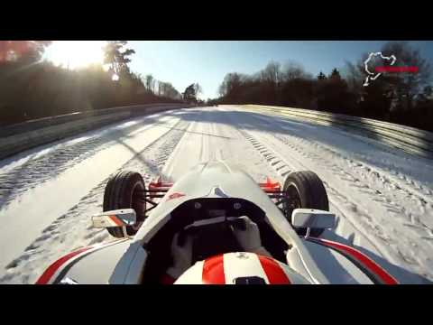 Вака се вози Формула 1 на снег