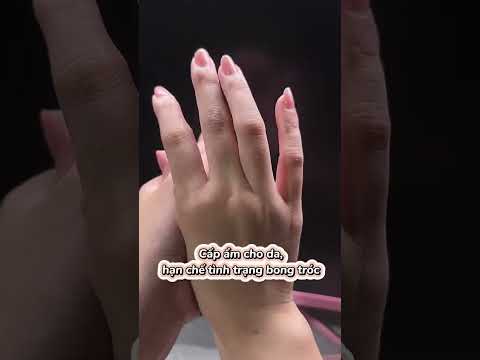 Nhất là vào mùa này, trời bắt đầu lạnh rồi, da tay dễ bị khô lắm luôn í 🥺 dùng em này da tay mềm t