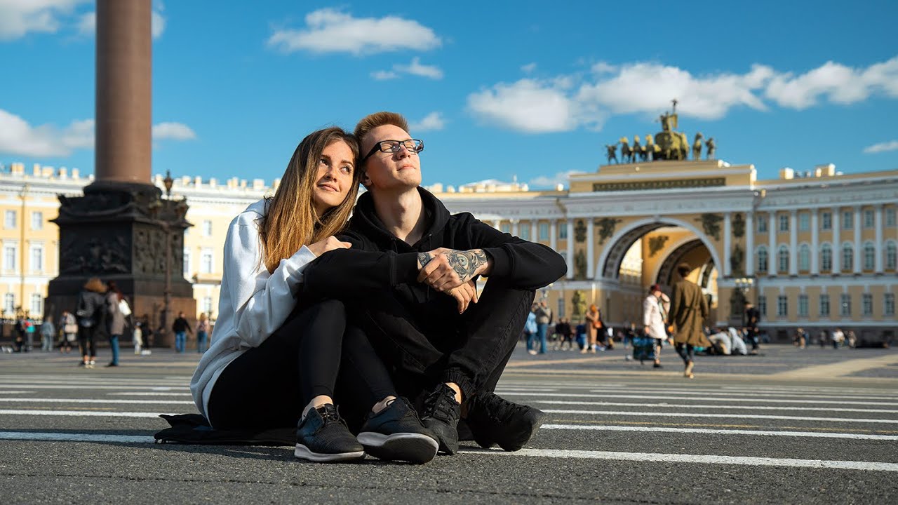 Туристы на фоне Санкт Петербурга