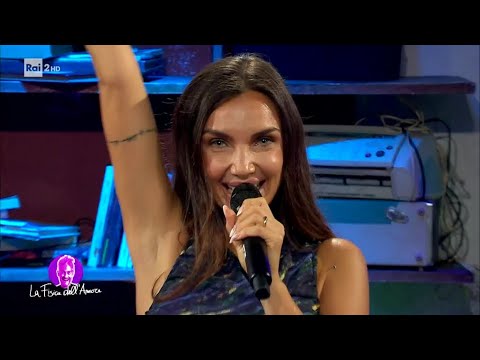 Elettra Lamborghini canta "Dire, Fare, Baciare" – La fisica dell'amore 10/09/2024