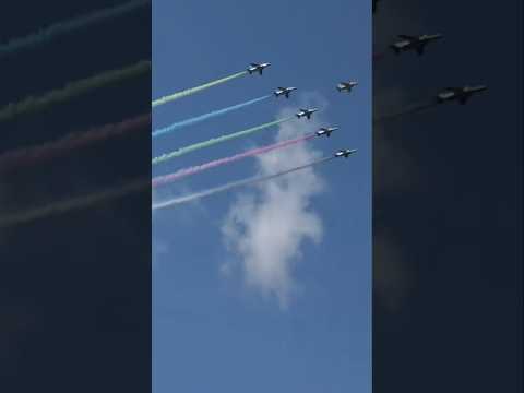 カラースモークを引くブルーインパルス 2020年、オリンピック直前に復活したカラースモーク 航空祭でもまた使ってほしい