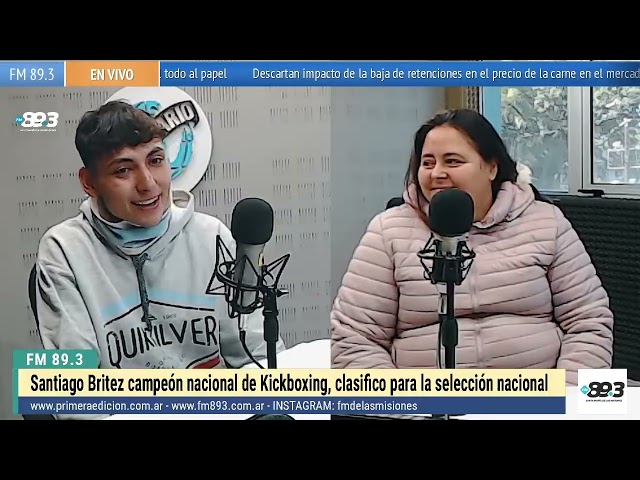 Con apenas 19 años, Santiago ya sabe lo que es pelear… pero no solo en un ring. Desde el barrio Porvenir II, en Posadas, su vida es una lucha constante: contra la obesidad, el bullying, la falta de recursos y la indiferencia. Pero también es una historia de transformación, coraje y pasión.Empezó a entrenar kickboxing para mejorar su salud, pero hoy ya forma parte de la Selección Argentina. Está segundo en el ranking nacional de su categoría y se prepara para representar al país en el Sudamericano que se realizará en Perú. Sin embargo, hay un obstáculo que no se supera con guantes: el dinero.“Todo cuesta. Mi familia hace ventas, rifas, pastelitos… lo que sea para poder ayudarme. Pero esto es muy caro: los pasajes, la comida, la indumentaria, los entrenamientos en Corrientes con la selección. Todo suma, y se hace cuesta arriba”, cuenta Santiago, mientras agradece el acompañamiento incondicional de su mamá, Carolina, y de su equipo.El viaje a Perú para el torneo sudamericano exige una inversión de entre 3.000 y 3.500 dólares. A eso se suman exámenes, alimentación deportiva, y otros torneos claves para su carrera, como el Open Internacional. Todo en paralelo con su trabajo como adiestrador canino K9, aunque en este momento entrenar ocupa la mayor parte de su tiempo.“Estoy haciendo todo: entreno 24/7, hago dieta, hago cortes de peso, tengo un equipo que me contiene. Pero llegamos a un punto en que lo único que me falta es el apoyo económico. No quiero quedarme afuera por eso”, dice con firmeza.Su mamá lo reafirma: “Ya lo que él logró es impresionante. Pero tiene todo para ir por más. Él pone todo, nosotros ponemos todo. Solo falta un empujoncito. Si alguien quiere apostar por él, este chico no va a defraudar”.Su sueño está claro:
“Quiero representar a mi país y llegar al primer lugar. Sé que no hay nadie que entrene más que yo. No me gusta perder. Este deporte es 50 y 50, pero yo me preparo todos los días como si fuera el 100.”Con un corazón enorme, disciplina férrea y una garra inquebrantable, Santiago es el tipo de deportista que merece llegar lejos. Porque ya peleó mucho por llegar hasta acá. Y ahora, solo necesita que alguien más crea en él.✅ ¡Sintoniza la FM 89.3 para escuchar a Marcelo Giménez, Lodi Caballero junto a Ángel Miño en EL AIRE DE LAS MISIONES! 🗣️ Con sus voces y estilos únicos, te mantendrán entretenido e informado con noticias, música y entrevistas interesantes.Producción Patricia Flores.Operación Técnica: Nicky ZalazaGR